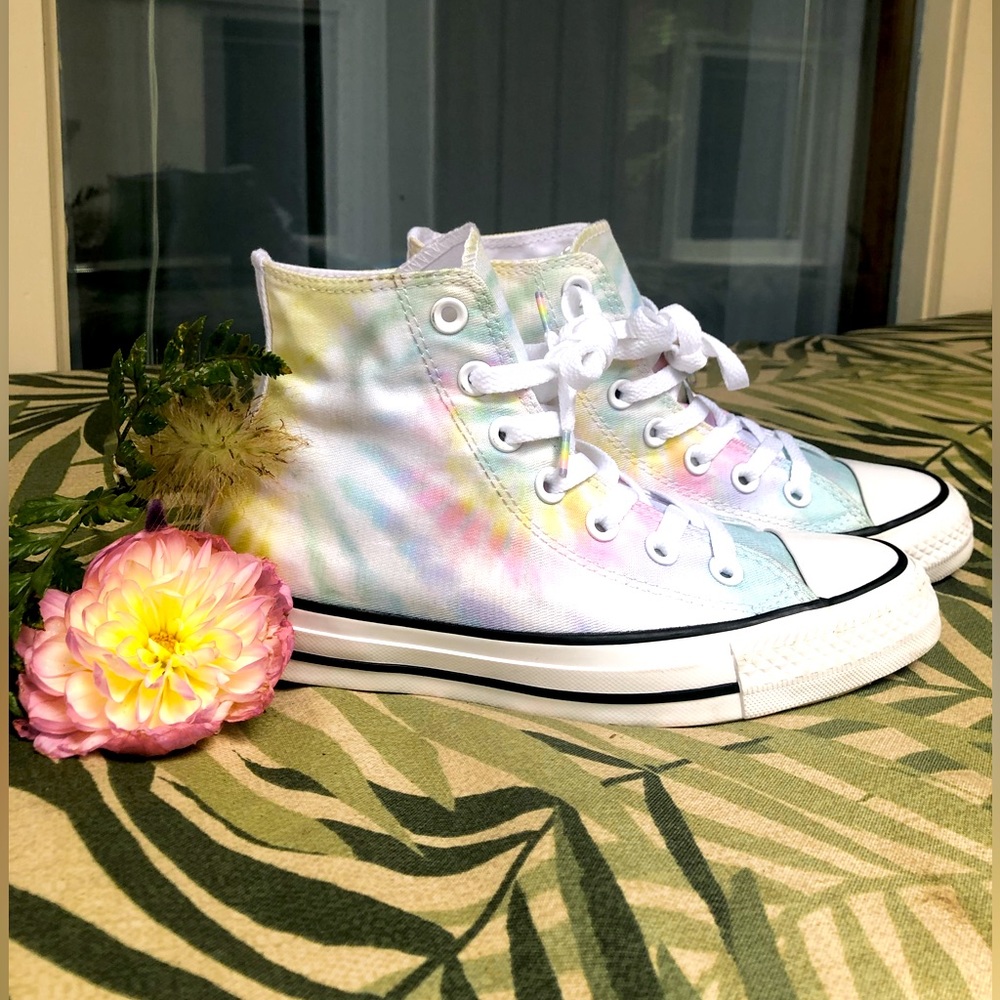 SOLD! Converse ⭐️ Light Rainbow 🌈 Size 6 - Picture 3 of 7